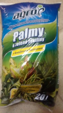 Palmový substrat s humusom. Zistil som ze pre mandlovnik je dobra humusova poda, vyberal som zo este zo substratov: izbove rastliny+humus alebo okrasne dreviny+ humus. Nakoniec som zobral tento, pisu ze je vzdusny a to treba :)